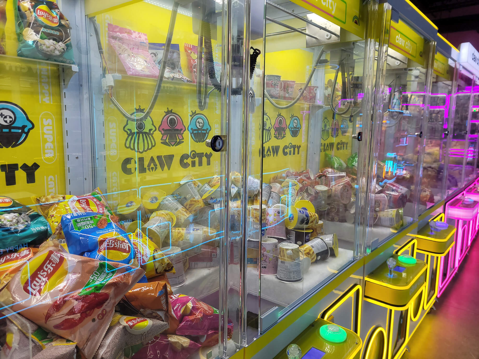 claw city with food